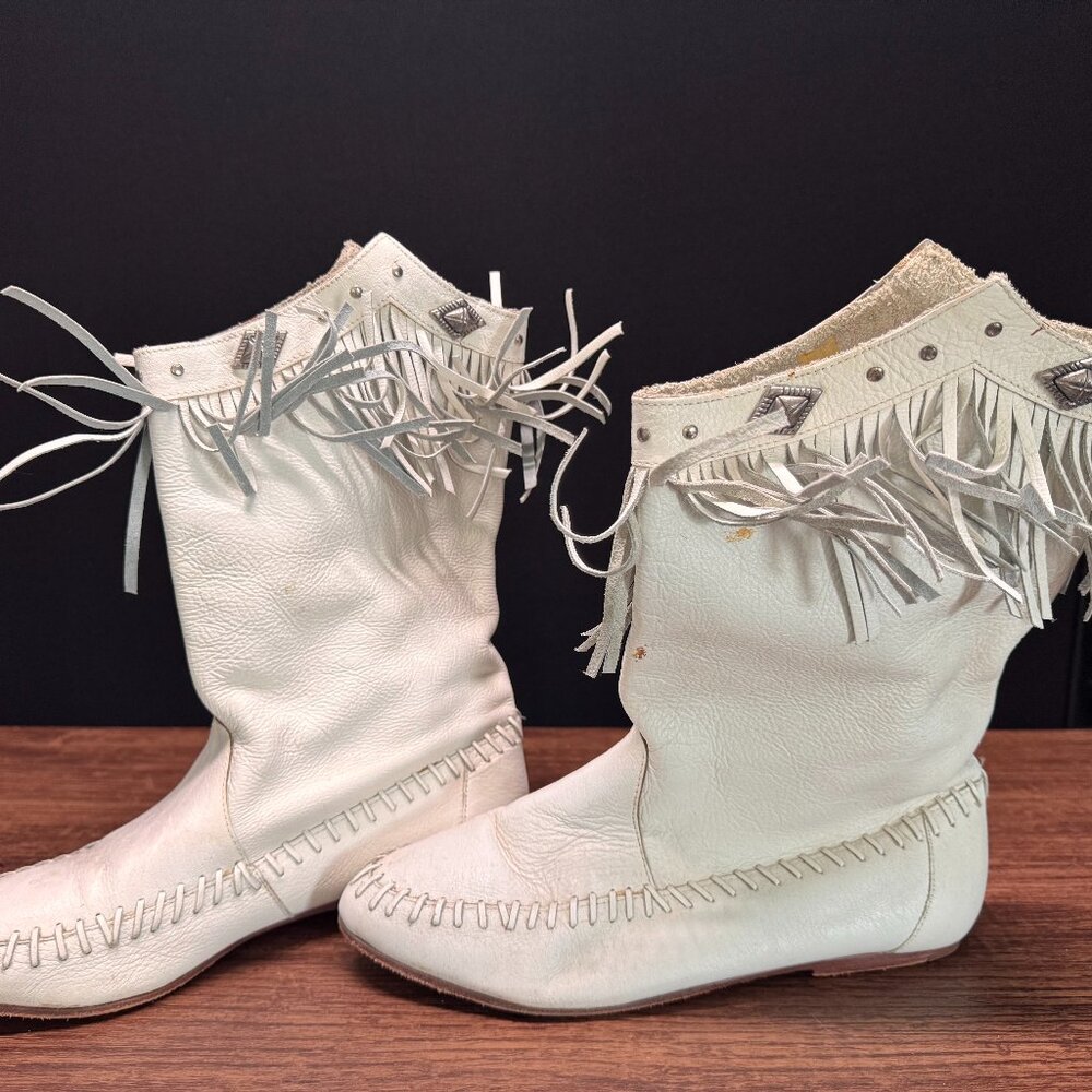 Chranders White Fringed Moccasin Boots Women’s 7.5 – Western Boho Style with Met